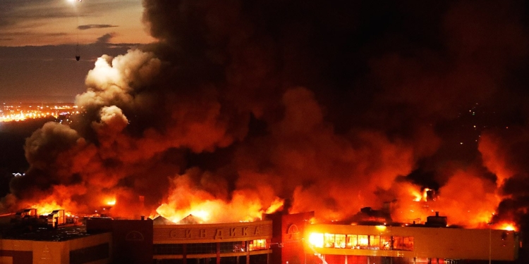 В Москве не могут потушить ТЦ “Синдика”, на подземной парковке взрываются машины