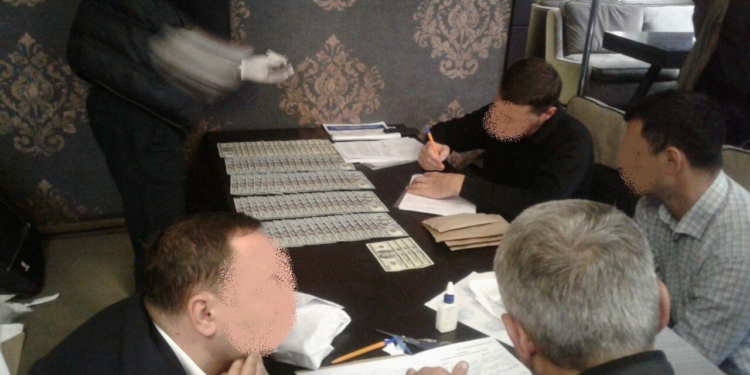 На крупной взятке попался депутат облсовета – по совместительству прокурор