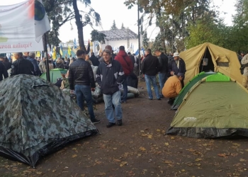 Под Радой устанавливают палатки. Депутатов не выпускают