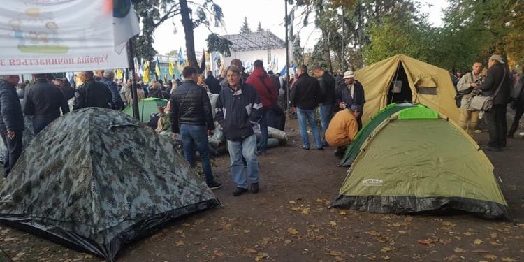 Под Радой устанавливают палатки. Депутатов не выпускают