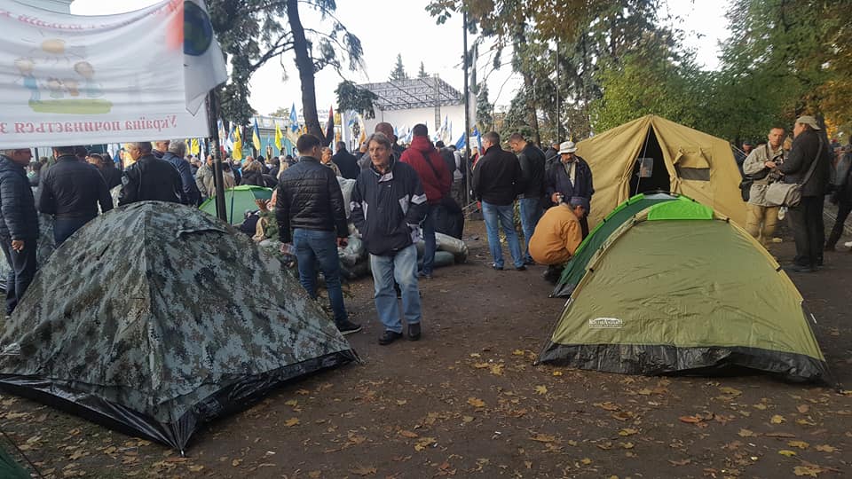 Под Радой устанавливают палатки. Депутатов не выпускают 3