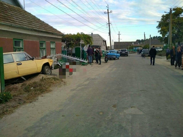 Пьяный водитель насмерть сбил трех пенсионерок в Одесской области - они сидели на лавочке у дома 4