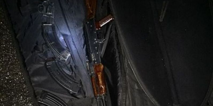 Полиция задержала 7 машин с оружием и 24 человека, напавших на избирательный участок в Днепропетровской области