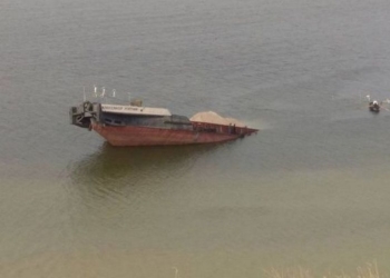 В Каховском водохранилище утонула баржа с нефтью