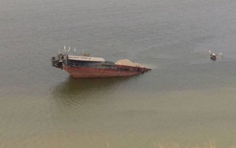 В Каховском водохранилище утонула баржа с нефтью 1