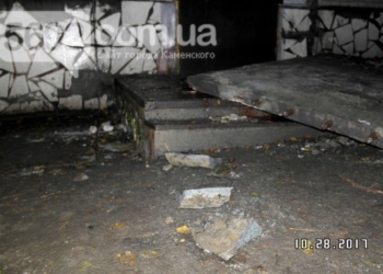 В Днепропетровской области на подростков упал козырек подъезда – один погиб, двое в больнице