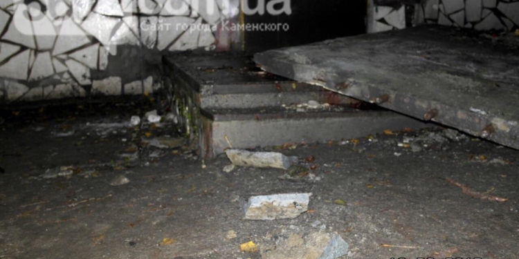 В Днепропетровской области на подростков упал козырек подъезда – один погиб, двое в больнице