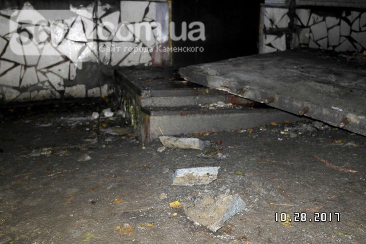 В Днепропетровской области на подростков упал козырек подъезда – один погиб, двое в больнице