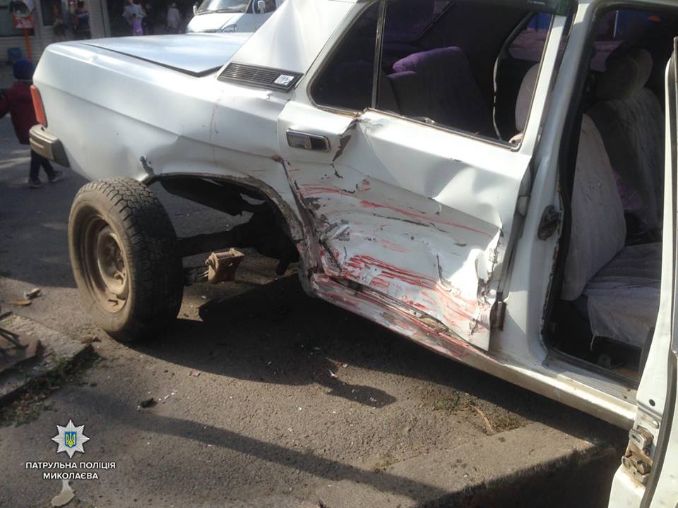 В Николаеве перевернувшуюся после ДТП «Волгу» ставили на колеса очевидцы аварии 7
