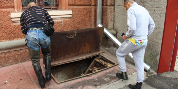 Отопление не всегда несет благо: в Николаеве затопило областную универсальную научную библиотеку им.Гмырева