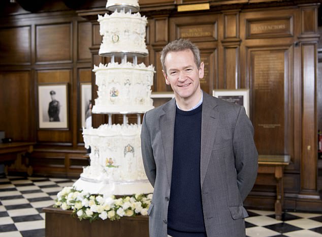 Для фильма в честь 70-летия со дня свадьбы королевы Елизаветы II с принцем Филиппом приготовили почти 3-метровый торт 9