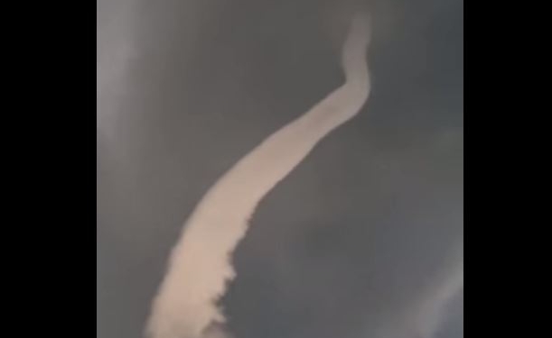 Небо опять пугает. В этот раз японцы в ужасе от страшной змеи в облаках