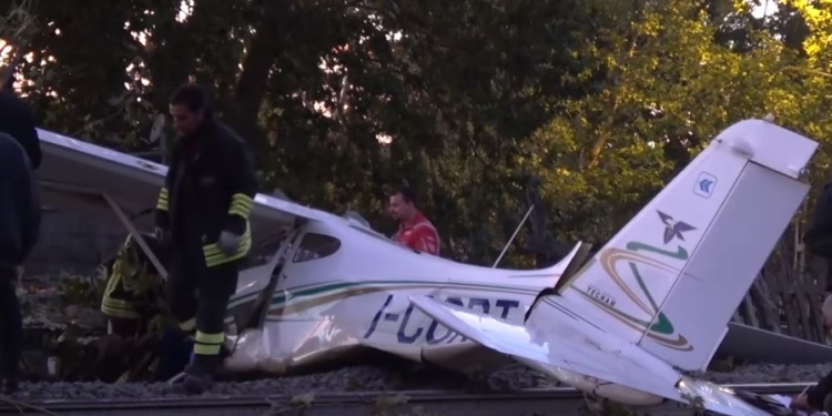 В Риме самолет упал на железную дорогу. Двое раненых, поезда не ходят