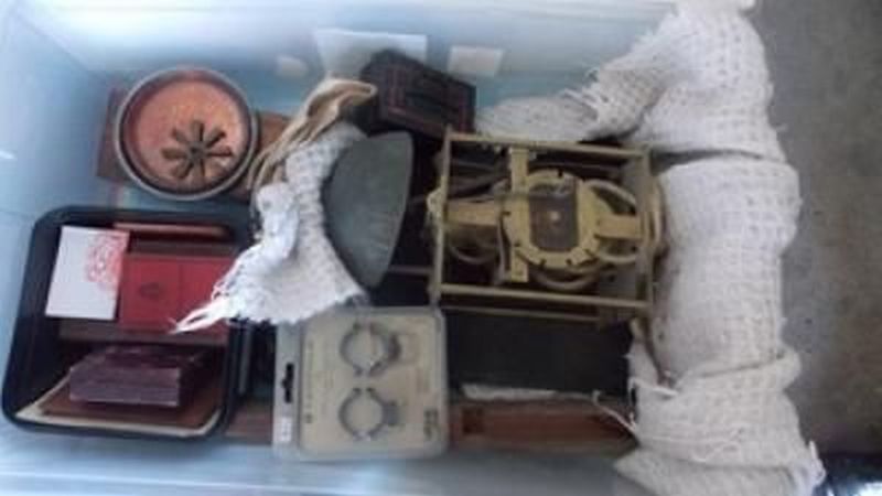 Украинские пограничники задержали британца, который хотел вывезти более 150 монет, старинные книги, 2 утюга, шпагу и рапиру 7