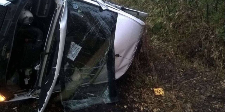 На Харьковщине в результате ДТП перевернулся автобус с возвращавшимися с экскурсии школьниками – есть пострадавшие