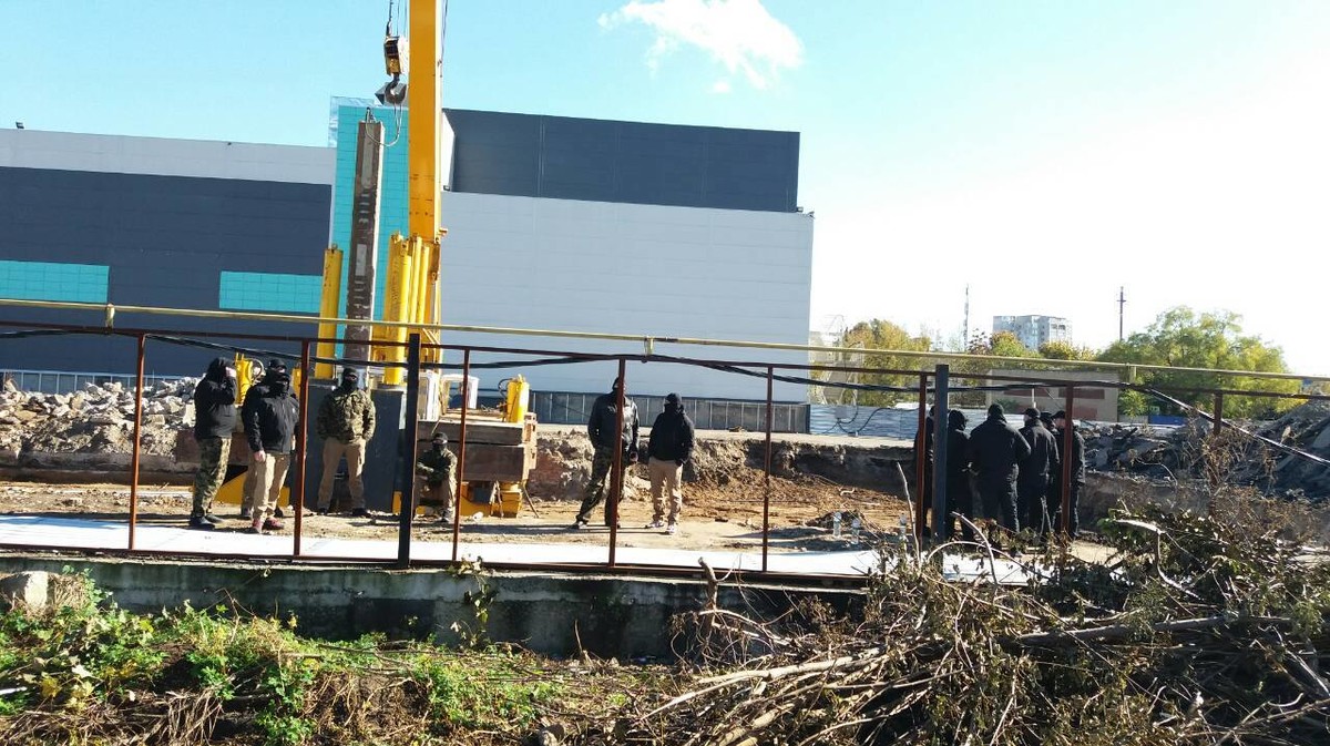 Конфликт в Одессе у воинской части со “строителями” в балаклавах: опубликованы фото и видео нападения, которого по версии полиции не было