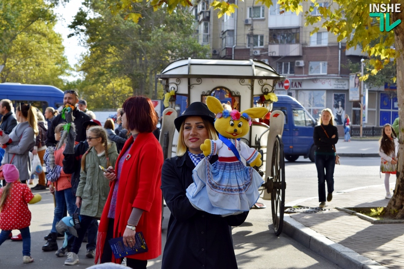 По главной улице с оркестром и куклами: в Николаеве прошло театрализованное шествие 9