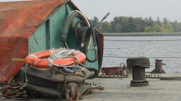 В Херсоне на Днепре перевернулась груженая лодка – один утонул