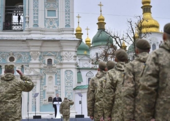 Украинской армии передали 200 новых единиц техники, среди которых 62 танка – Порошенко