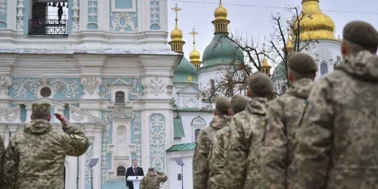 Украинской армии передали 200 новых единиц техники, среди которых 62 танка – Порошенко