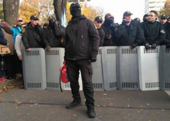 Под Верховной Радой возобновились потасовки между правоохранителями и митингующими