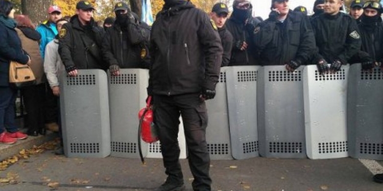 Под Верховной Радой возобновились потасовки между правоохранителями и митингующими