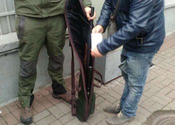 Возле Рады задержали мужчину с винтовкой и пистолетом, который шел на протест