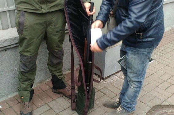 Возле Рады задержали мужчину с винтовкой и пистолетом, который шел на протест