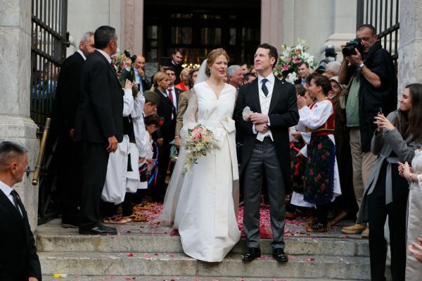 Принцев мало, и на всех их не хватает: сербский принц женился на графической дизайнерше 11