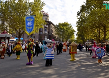 По главной улице с оркестром и куклами: в Николаеве прошло театрализованное шествие