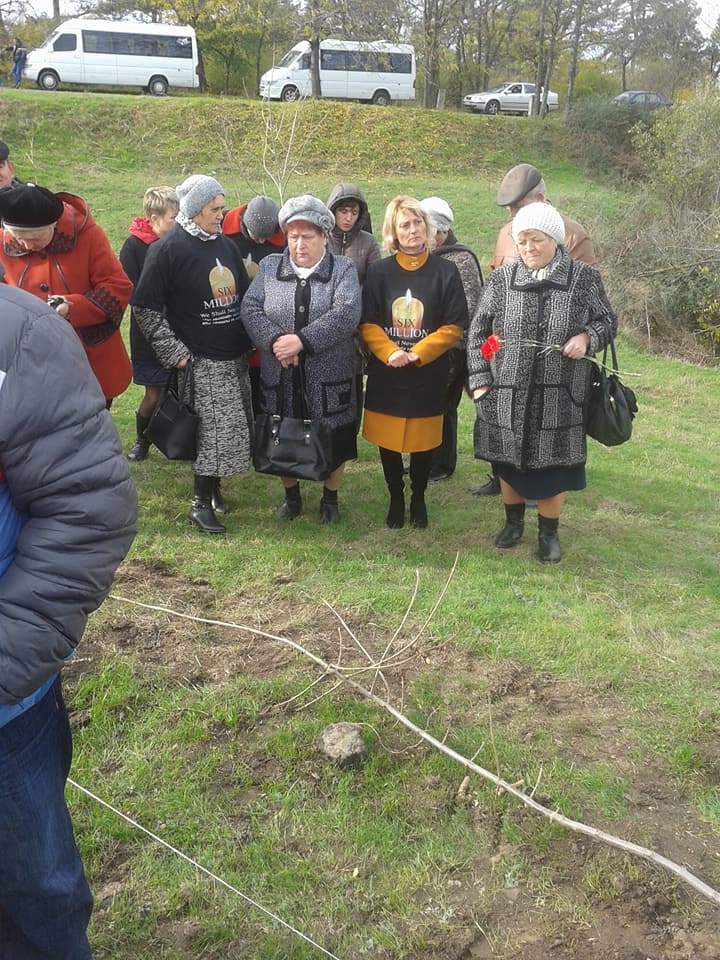 На Николаевщине высадили 127 деревьев в память о выживших узниках концентрационного лагеря 13