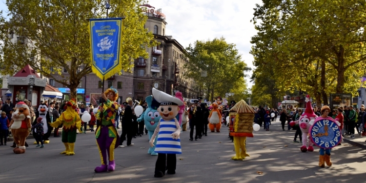 По главной улице с оркестром и куклами: в Николаеве прошло театрализованное шествие