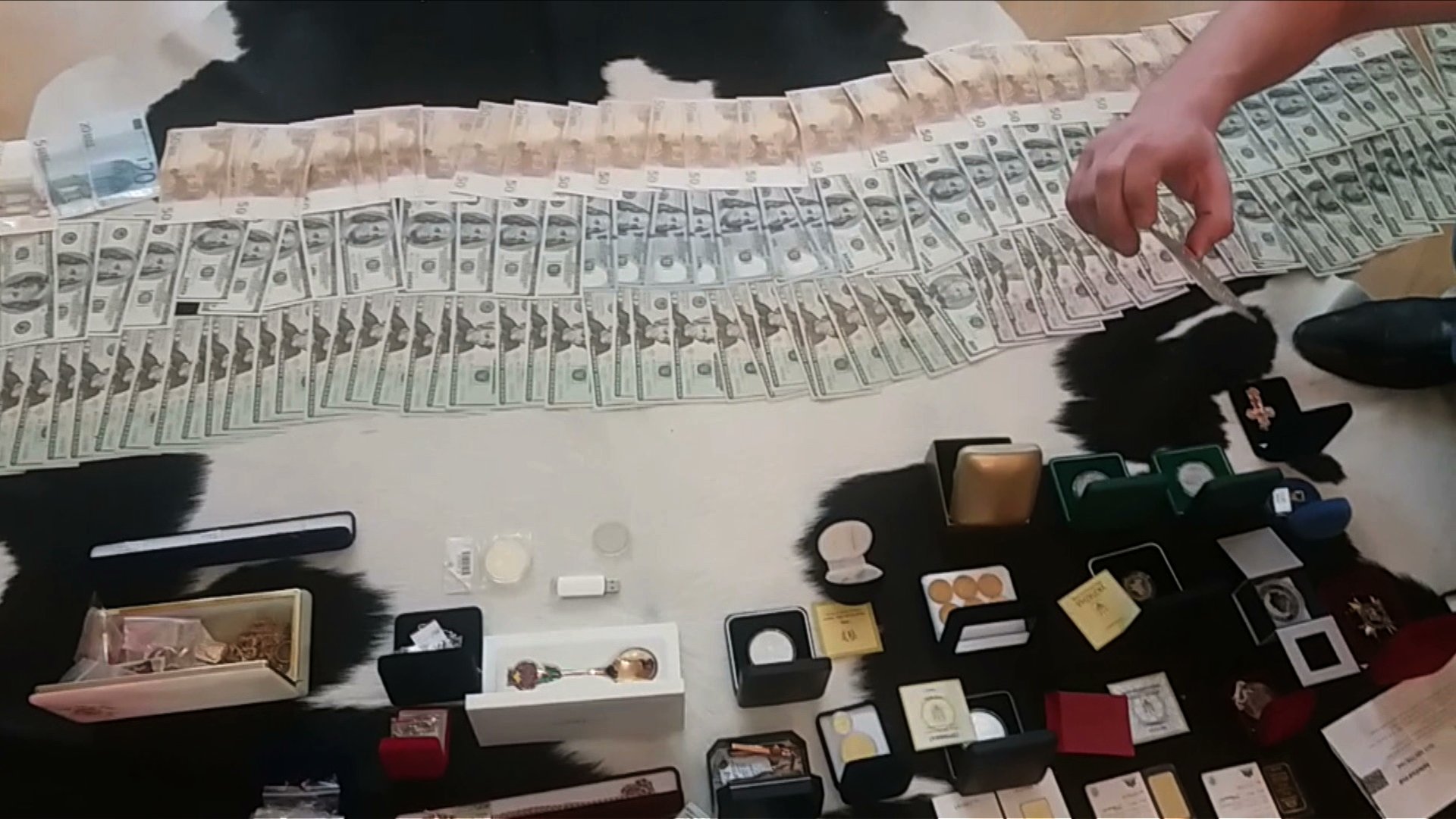 Горячая тема. Как правоохранители воруют во время обысков, и почему им все сходит с рук