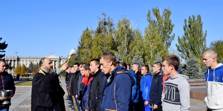 Не на позицию, а в элитные войска: в Николаеве проводили первых осенних призывников
