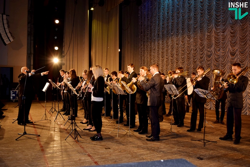 «Музыка объединяет»: в Николаеве марш украинских ВМС вместе сыграли оркестры украинской морской пехоты и брасс-квинтет оркестра ВВС США в Европе 13