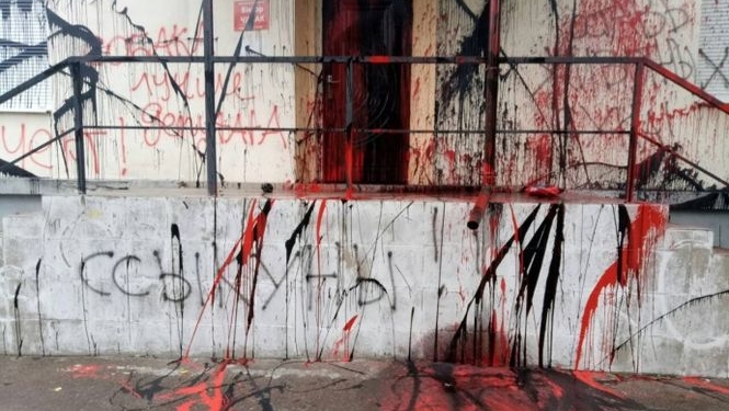 Нехорошими словами. В Киеве раскрасили и расписали офис нардепа