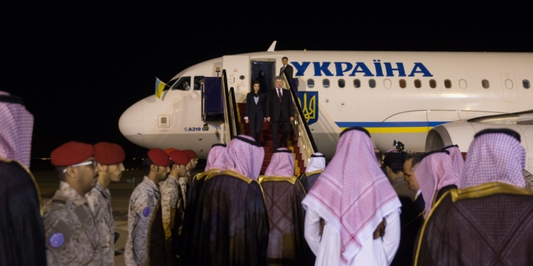 С официальным визитом. Порошенко прибыл в Саудовскую Аравию