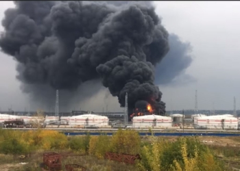 Взрыв и пожар на нефтеперерабатывающем заводе в РФ. Погибло 4 рабочих, в городе паника