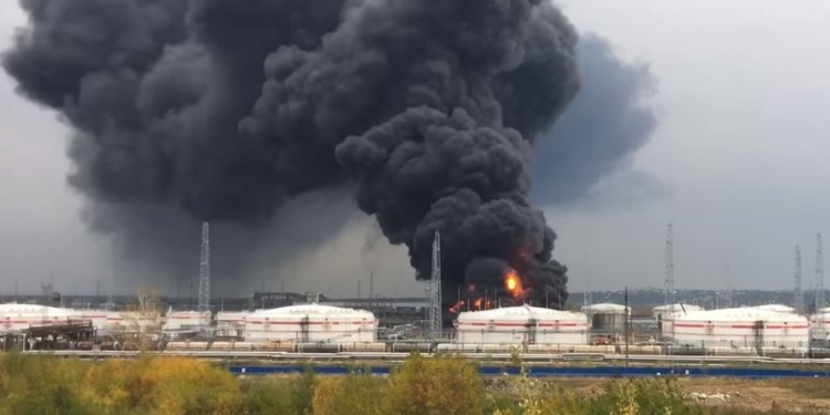 Взрыв и пожар на нефтеперерабатывающем заводе в РФ. Погибло 4 рабочих, в городе паника