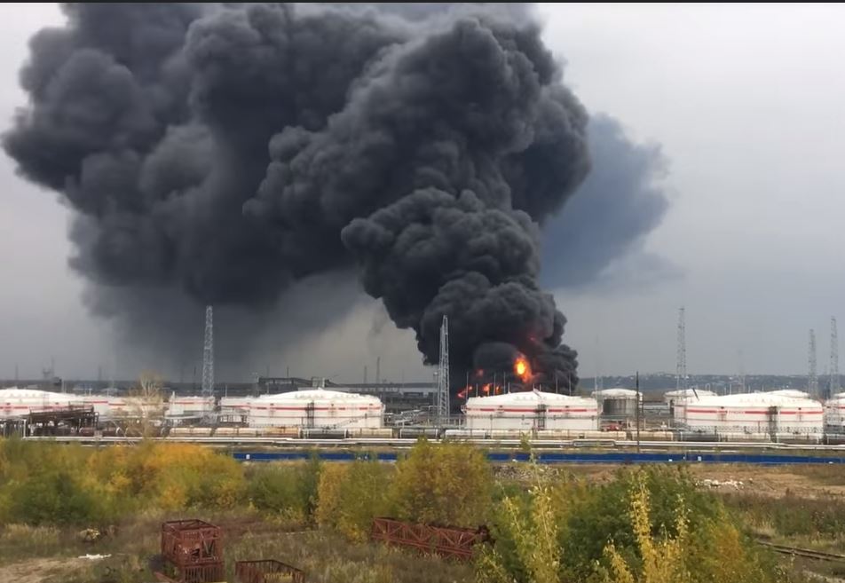 Взрыв и пожар на нефтеперерабатывающем заводе в РФ. Погибло 4 рабочих, в городе паника 1