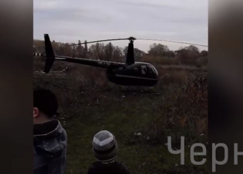 Не дождался троллейбуса. В Чернигове пассажира забрал вертолет, приземлившийся рядом с остановкой