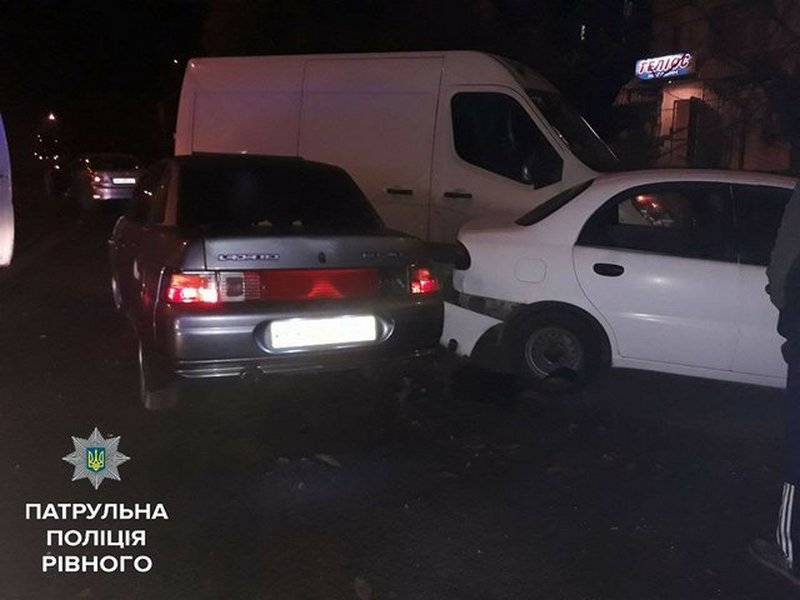 В Ровно пытались линчевать пьяную водительницу, протаранившую четыре автомашины 3