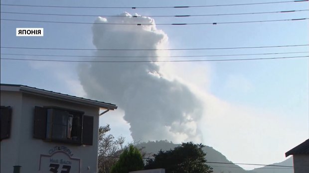 Улицы засыпаны пеплом - в Японии началось извержение вулкана 3