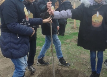 На Николаевщине высадили 127 деревьев в память о выживших узниках концентрационного лагеря