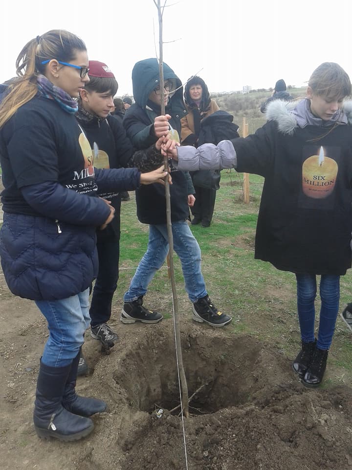 На Николаевщине высадили 127 деревьев в память о выживших узниках концентрационного лагеря 19