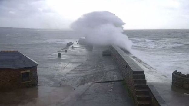 Шторм Брайан обрушился на Великобританию – сметает все на своем пути