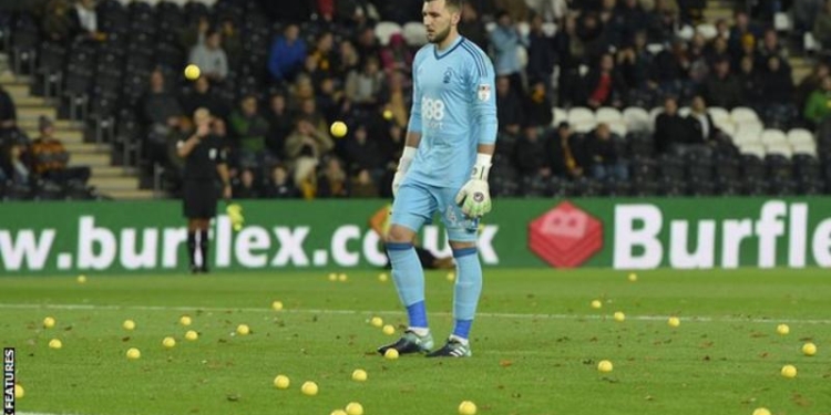 Футбольные болельщики забросали поле теннисными мячами т остановили матч – в знак протеста