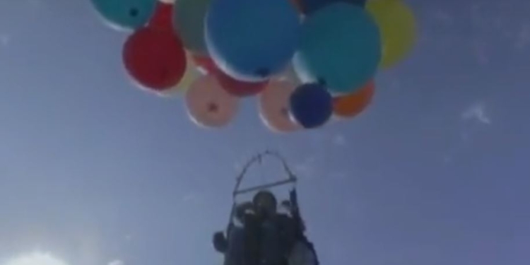 Экстремал. Британец на кресле и шариках с гелем поднялся на высоту 2,4 км