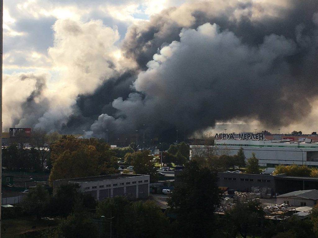 Большой пожар. В Москве горит торговый центр 3