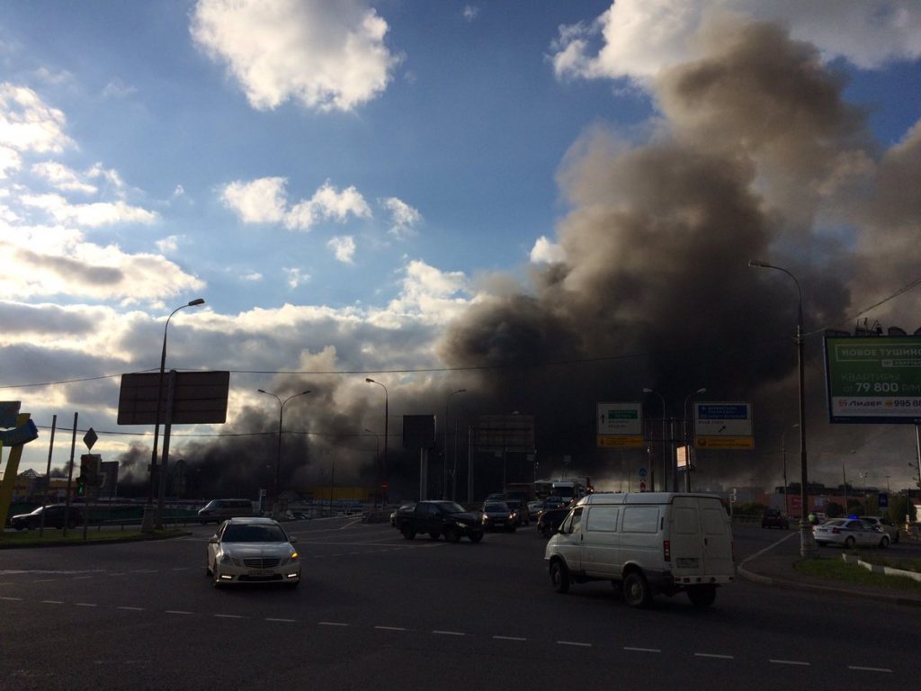 Большой пожар. В Москве горит торговый центр 5
